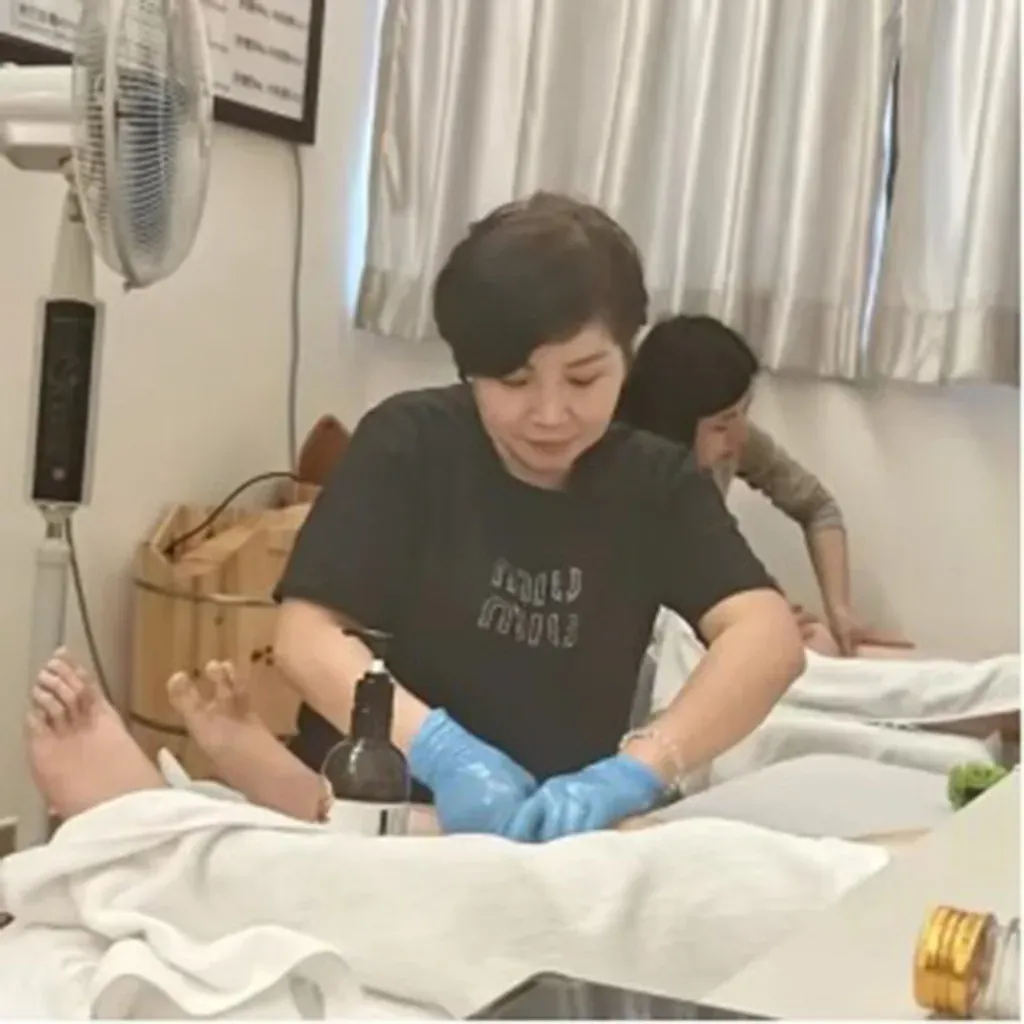 玉足養生館 — 技師細心進行手部與足部按摩
