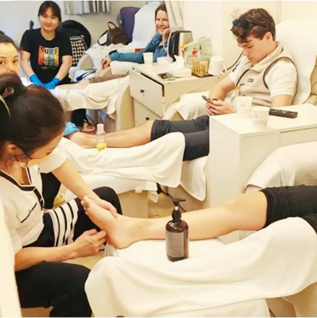 玉足養生館 — 技師為顧客進行足底按摩